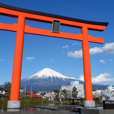 Porte torii devant le Mt. Fuji World Heritage Centre (Shizuoka)