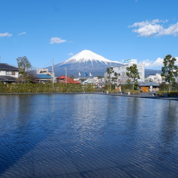 Miroir d'eau et Fuji-san devant le Mt. Fuji World Heritage Centre (Shizuoka)