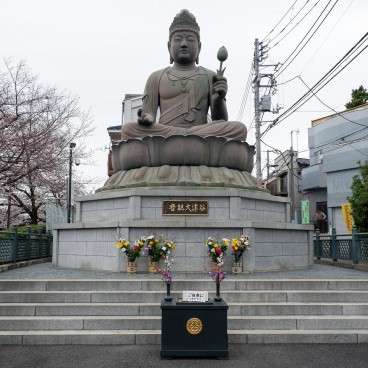 Bord de la rivière Shakuji-gawa (Tokyo), statue de Yatsu Daikannon