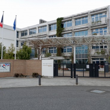Lycée français international de Tokyo au bord de la rivière Shakuji-gawa