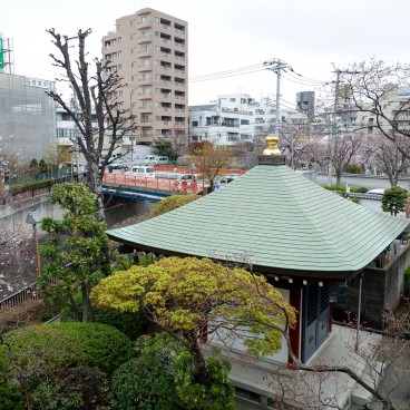 Temple Kongo-ji au bord de la rivière Shakuji-gawa à Tokyo