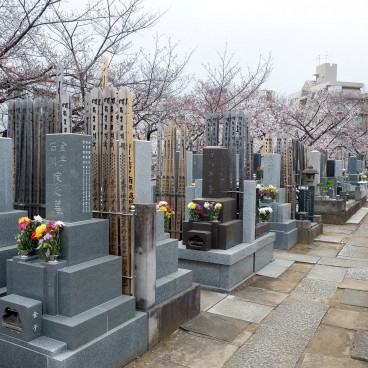 Cimetière du temple Kongo-ji au bord de la rivière Shakuji-gawa à Tokyo 2