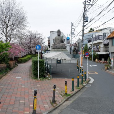 Statue de Yatsu Daikannon au bord de la rivière Shakuji-gawa à Tokyo