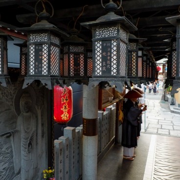 Vue du temple Hozen-ji et de ses moines à Hozen-ji Yokocho, Osaka 2
