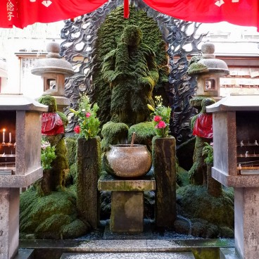 Hozenji Yokocho (Osaka), statue de Mizukake Fudo