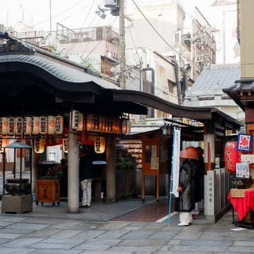 Vue du temple Hozen-ji et de ses moines à Hozen-ji Yokocho, Osaka