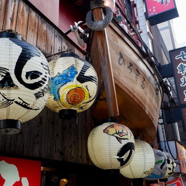 Devantures de restaurants de la rue Hozen-ji Yokocho à Osaka 2