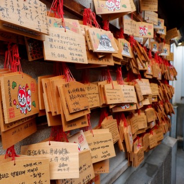 Plaques votives ema au temple Hozen-ji à Hozenji Yokocho, Osaka