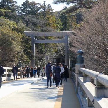 Ise Jingu, sur le pont Ujibashi au sanctuaire intérieur Naiku (Kotai-jingu)