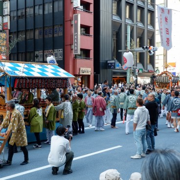 Kanda Matsuri, Vue de la procession dans une rue de Tokyo 2