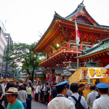 Kanda Matsuri, Ambiance près de la porte Zuishin-mon du sanctuaire Kanda Myojin