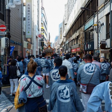 Kanda Matsuri, Vue de la procession dans une rue de Tokyo