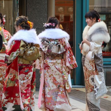 Jeunes Japonaises en kimono d'hiver à manches longues (furisode) pour la cérémonie Seijin no Hi en janvier à Osaka