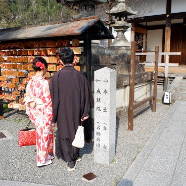 Couple japonais en tenue traditionnelle au temple Kiyomizu-dera à Kyoto
