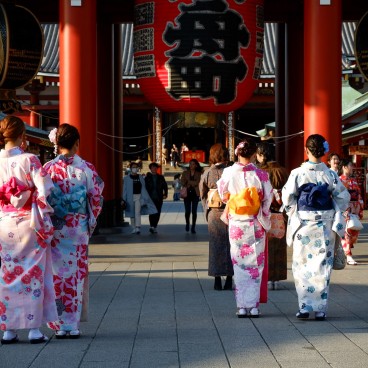 Femmes en kimono au temple Senso-ji à Tokyo