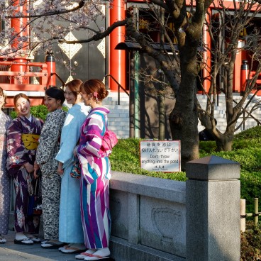 Séance photo de japonaises en yukata au temple Senso-ji à Tokyo