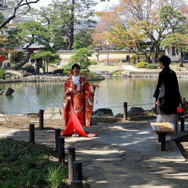 Couple japonais en kimono pour des photos de mariage au jardin Shin-Edogawa à Tokyo
