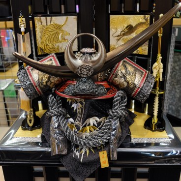 Kyuhodo (Osaka), miniature de casque de samouraï pour Kodomo no Hi.