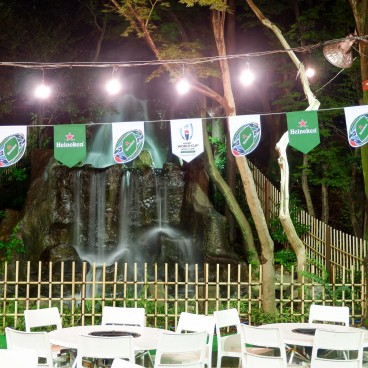 Forest Beer Garden à Tokyo, terrasse en plein air et de nuit