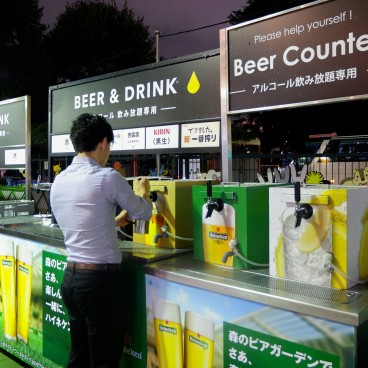 Forest Beer Garden à Tokyo, comptoir de tireuses à bière