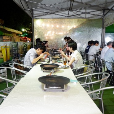 Forest Beer Garden à Tokyo, table équipée de barbecue