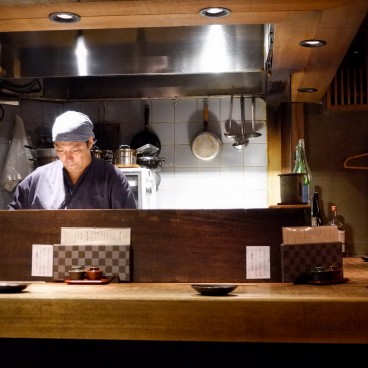 Shibuya Tempura Bar Kakureya Shibuten, Chef et service au comptoir