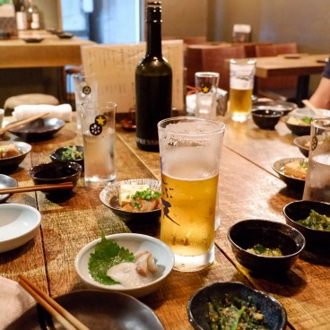 Shibuya Tempura Bar Kakureya Shibuten, Table garnie de boissons et d'otoshi