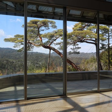 Musée Miho (Shiga), vue sur le paysage depuis le bâtiment des collections permanentes