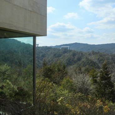 Musée Miho, vue sur les bâtiments du siège du mouvement religieux Shumei