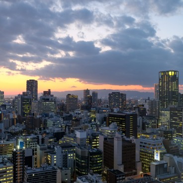 The Royal Park Hotel Iconic Osaka Midosuji, vue sur la ville d'Osaka avec le soleil couchant