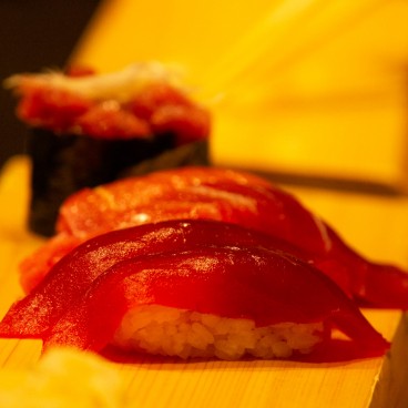 Restaurant sushi-ya dans l'aéroport de Haneda (Tokyo), sushis de poissons à chair rouge
