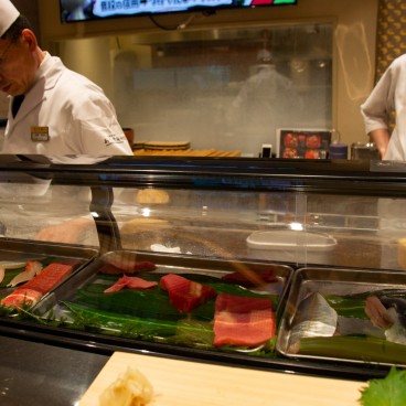 Restaurant sushi-ya dans l'aéroport de Haneda (Tokyo), comptoir à sushi avec chefs en cuisine