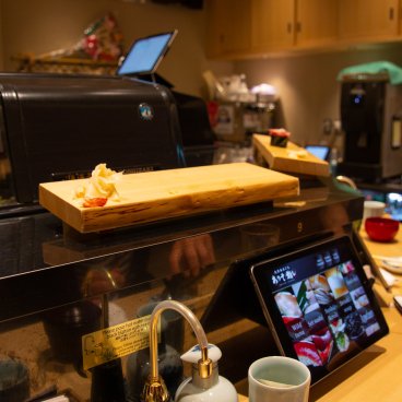 Restaurant sushi-ya dans l'aéroport de Haneda (Tokyo), place au comptoir à sushi