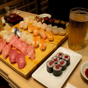 Sushiya Ginzo Kitte (Tokyo), plats de sushi et maki