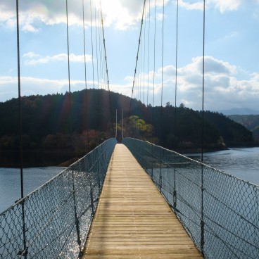 Thérapie en forêt de Yoshino, pont suspendu du lac Tsuburo