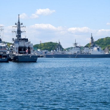 Yokosuka, vue sur les navires militaires depuis le parc Verny