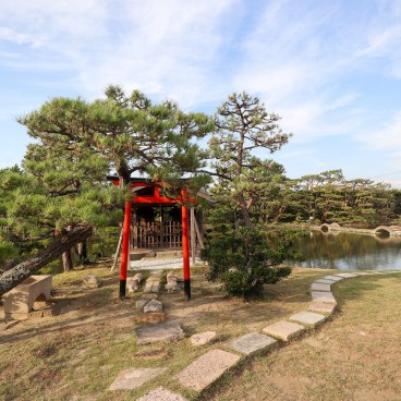 Jardin Yosui-en à Wakayama, Sanctuaire de l'île centrale