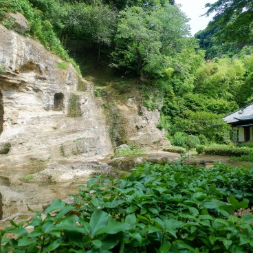 Zuisen-ji à Kamakura, Grotte Tennyodo et étang Choseichi 2