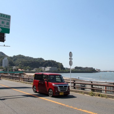 Zushi, route et plage principale