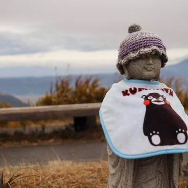 Daikanbo, statuette de Jizo ornée d'un bavoir à l'effigie de Kumamon
