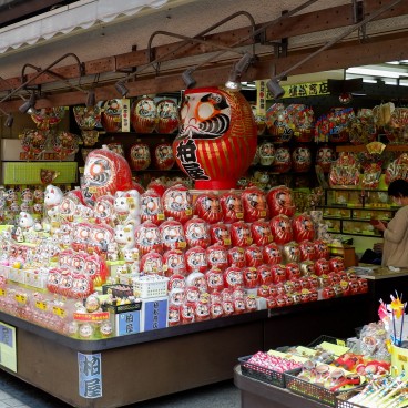 Kawasaki (Kanagawa), Vente de poupées Daruma devant le temple Kawasaki Daishi