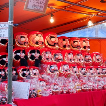 Myoho-ji (Fuji City), vente de poupées Daruma pendant le festival Bishamonten Taisai 3