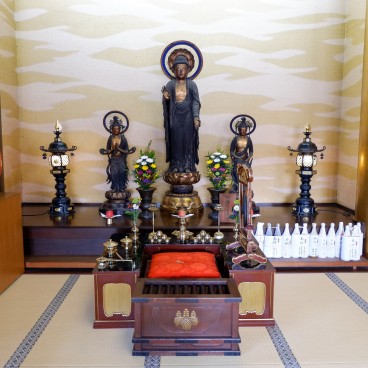 Temple Nishiarai Daishi (Tokyo), Daruma exposé aux côtés de statues bouddhiques