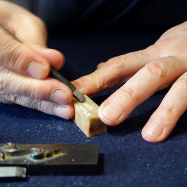 Boutique de hanko Hanno Ozawa (Fuji City), séance de fabrication de tampon par le gérant 2