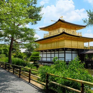 Kinkaku-ji (Kyoto), Kinkaku-ji (Kyoto), vue arrière sur le Pavillon d'Or en juin 2020 (4)