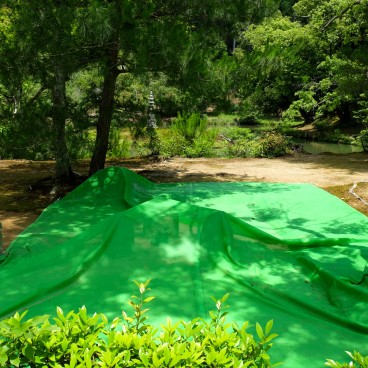 Kinkaku-ji (Kyoto), lieu d'offrandes sous bâche en juin 2020