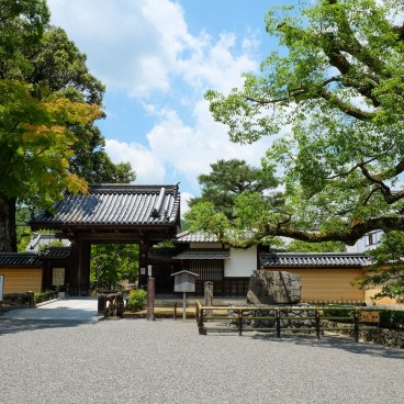 Kinkaku-ji (Kyoto), entrée du temple et porte Somon en juin 2020 (2)