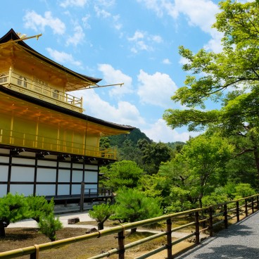Kinkaku-ji (Kyoto), vue arrière sur le Pavillon d'Or en juin 2020