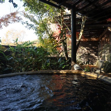 Kurokawa Onsen, bain chaud en extérieur rotenburo du ryokan Iromomiji 彩もみじ 2