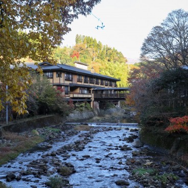 Kurokawa Onsen, vue sur le village thermal en automne et le ryokan Yamabiko